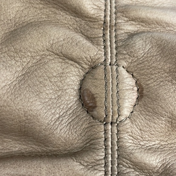 B Makowsky Taupe Leather Slouchy Hobo Satchel Shoulder Bag w/Large Buckle Accent - Picture 15 of 15